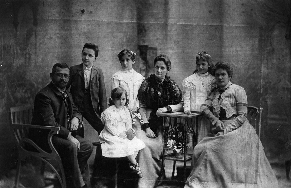 Fotografija: Portret družine Bloudek, Stanko drugi z leve Vir: Mestni arhiv Idrija