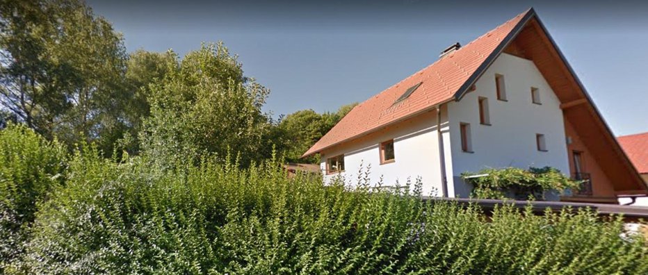Fotografija: Na mestu, kjer stoji obnovljena hiša, je bila nekoč domačija, kjer se je rodil Mateschitzev stari oče. FOTO: Google Maps