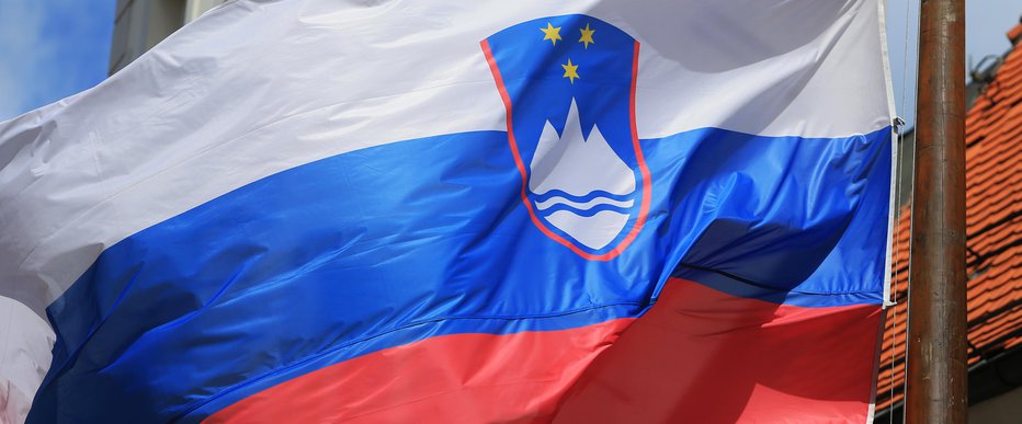 Fotografija: Slovenska zastava. FOTO: Tadej Regent, Delo