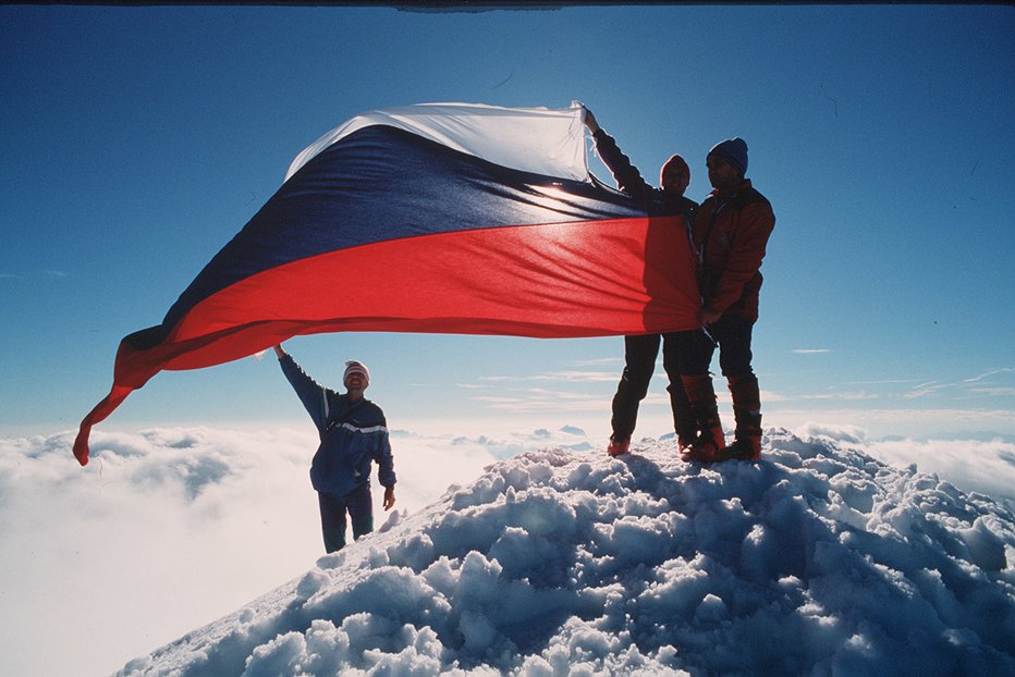 Fotografija: Slovenska zastava na vrhu Triglava na naslovnici osamosvojitve priloge časopisa Delo. FOTO: Joco Žnidaršič