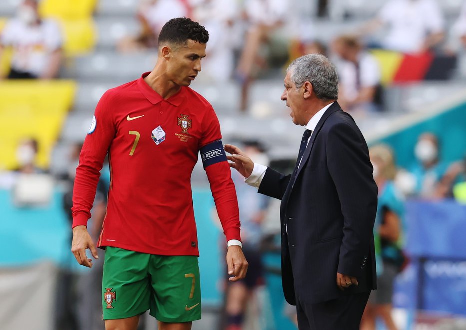 Fotografija: Prvi svetovni zvezdnik Cristiano Ronaldo in portugalski selektor Fernando Santos želita ponoviti zgodovinski uspeh izpred petih let v Franciji. FOTO: Alexander Hassenstein/Reuters