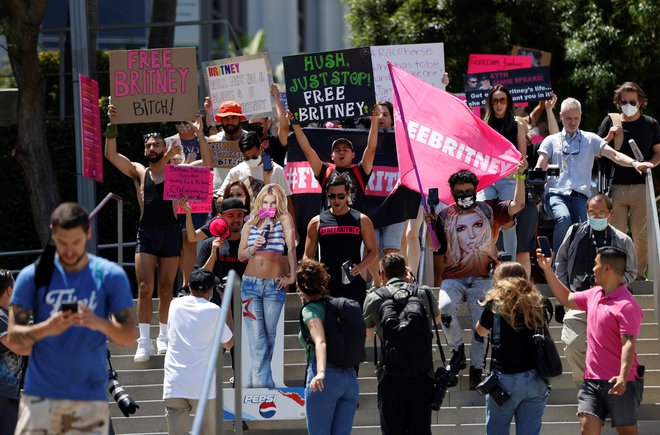 Pred sodiščem se je vnovič zbrala množica, ki poziva, naj se Britney vendar osvobodi. FOTO: Mario Anzuoni/Reuters