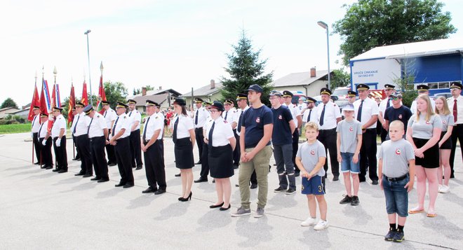 Na slovesnosti so sodelovala vsa društva GZ Cerklje, tudi gasilci reševalne službe Fraport z Brnika.