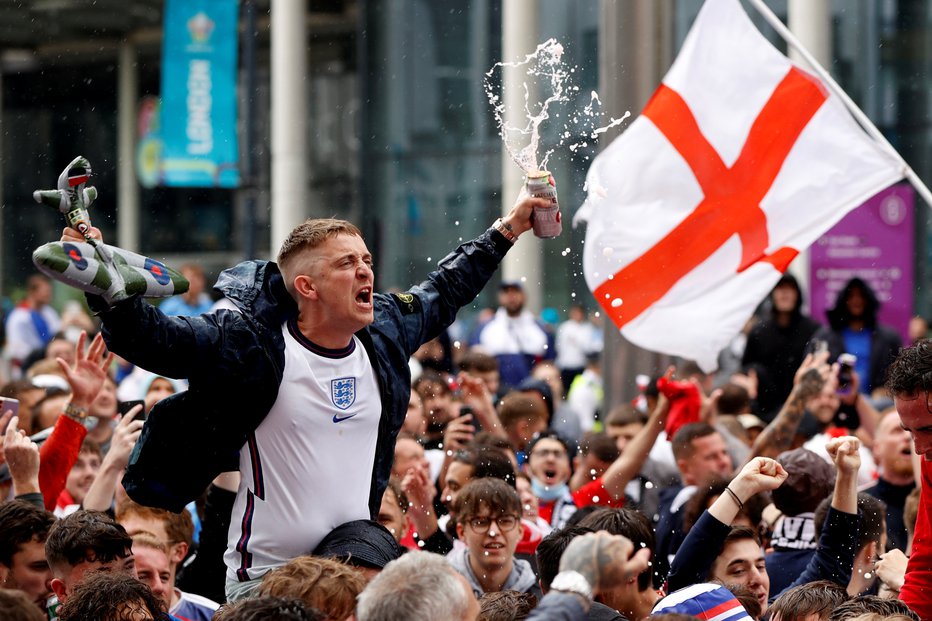 Fotografija: Angleški navijači so odlično vzdušje pripravili že v okolici stadiona Wembley. FOTO: John Sibley/Reuters