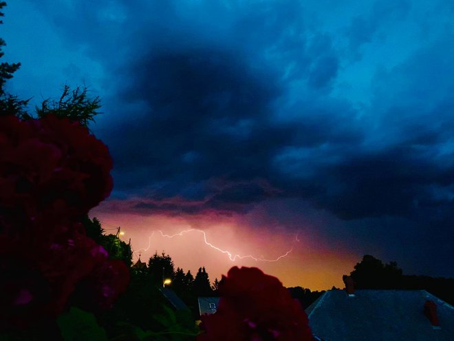 Nevihta nad Kamno Gorico. FOTO: Darko, bralec poročevalec