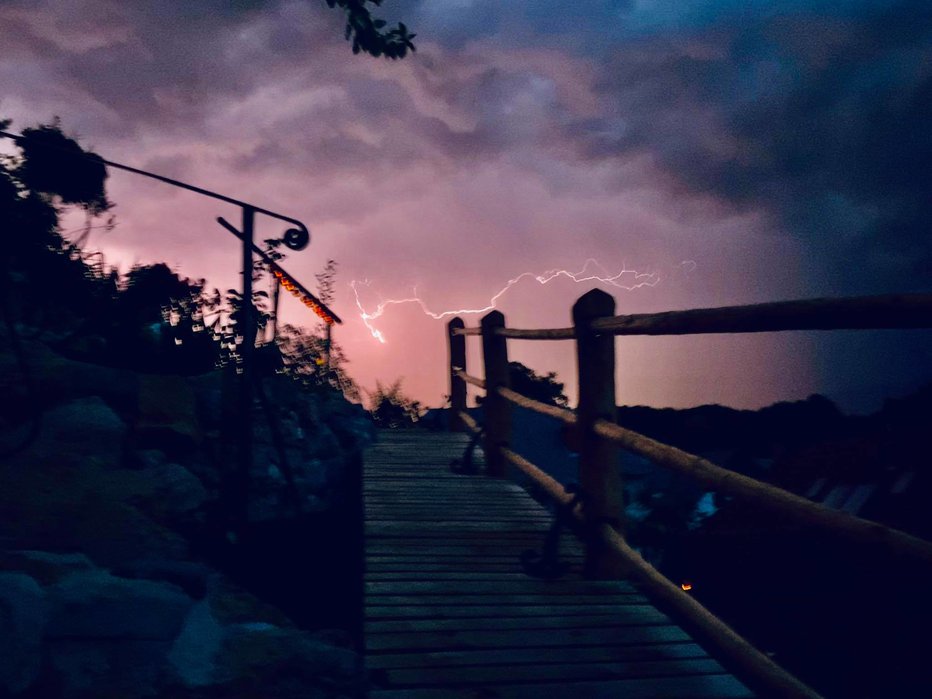 Fotografija: Nevihta nad Kamno Gorico. FOTO: Darko, bralec poročevalec