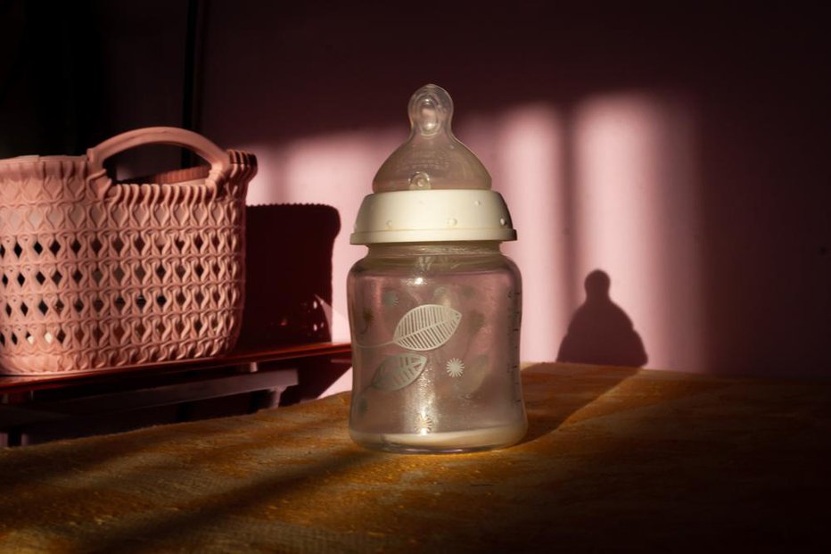 Fotografija: Starša alkoholika sta dojenčku od rojstva dajala žganje, da sta imela mir. FOTO: Henrik Rusi/shutterstock