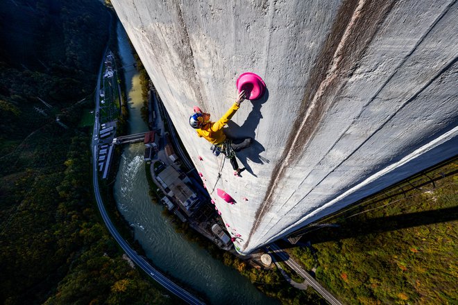 Na ogled so osupljiva doživetja alpinistov in plezalcev, na fotografiji Domen Škofic pleza na trboveljski dimnik. FOTO: Jakob Schweighofer/Red Bull