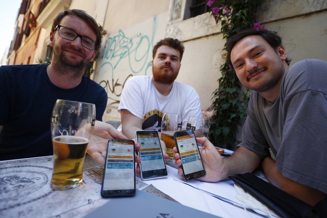 Angležev v Rimu morda ne bo, izjeme bodo le navijači, ki živijo v Evropi kot ti trije iz Berlina, ki so ponosno pokazali digitalne vstopnice. FOTO: Guglielmo Mangiapane/Reuters