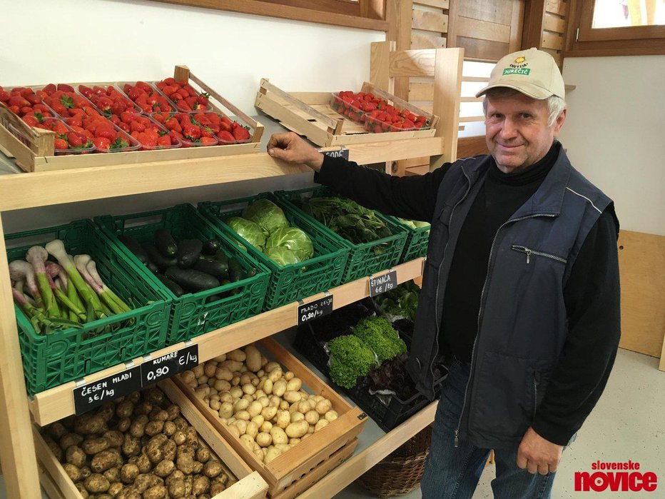 Fotografija: Pridelovalec zelenjave Marjan Jurečič opozarja, da cene materiala in rezervnih delov letijo v nebo, za kilogram krompirja pa dobijo enako kot v preteklih letih.