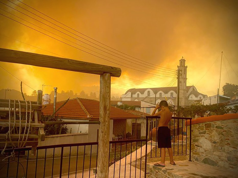 Fotografija: Ciper je v plamenih.  FOTO: Andrea Anastasiou, Reuters