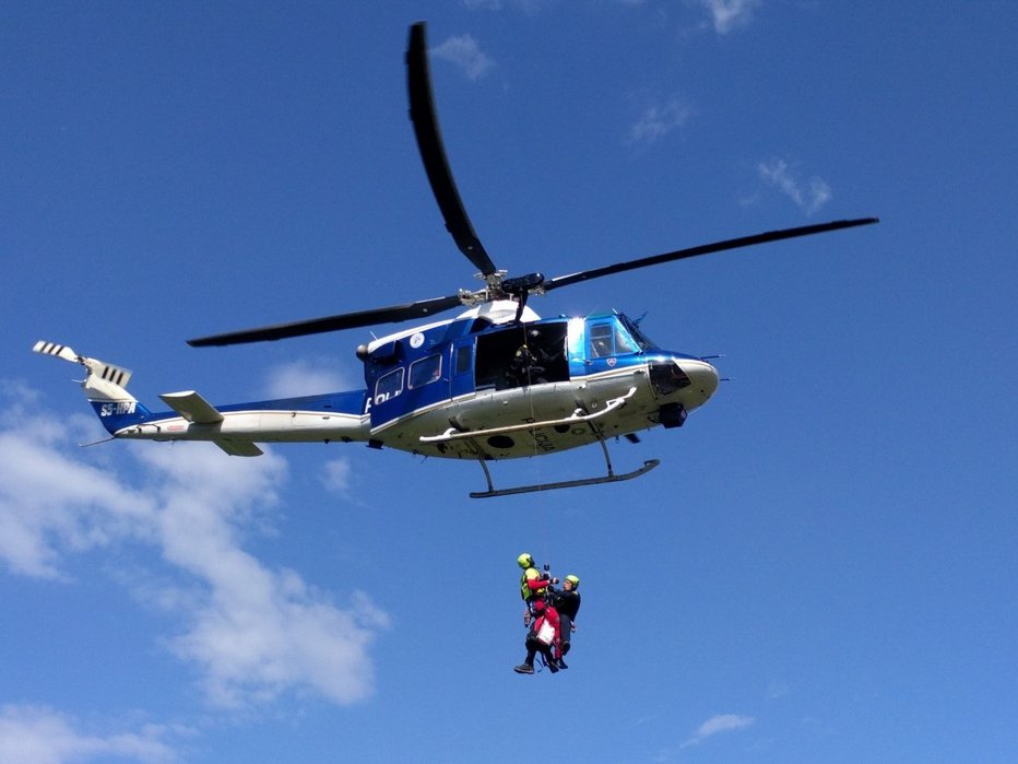 Fotografija: Posadka helikopterja je poskrbela za srečen konec zgodbe. FOTO: PU Kranj