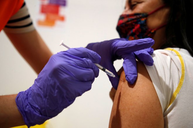 Cepivo zaščiti pred smrtjo in intenzivnimi hospitalizacijami. FOTO: Sarah Meyssonnier/Reuters