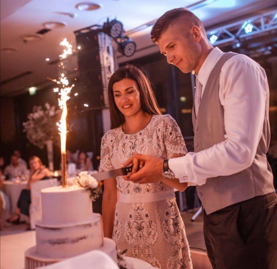 Fotografija: Takole sta košarkar in njegova Nina pred enim letom zarezala v slastno poročno torto.
