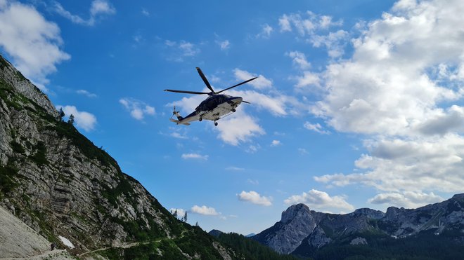 Policijski helikopter je včeraj in danes skupno sedemkrat poletel na pomoč v gore. FOTO: PU Kranj