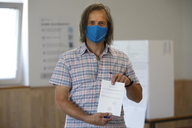 Uroš Macerl, ki je bil med pobudniki referenduma, na volišču v Ravenski vasi. FOTO: Matej Družnik, Delo