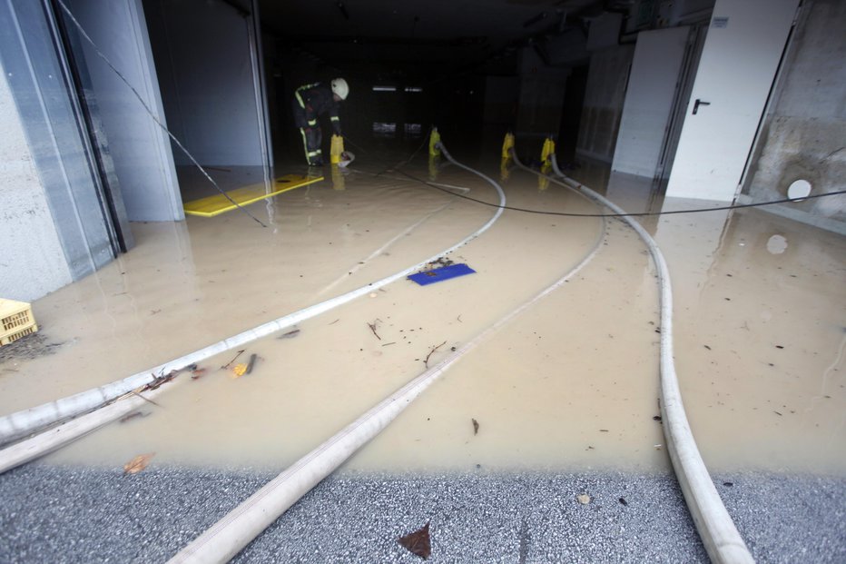 Fotografija: Številni klici na pomoč v Ljubljani zaradi poplav. FOTO: Mavric Pivk, Delo