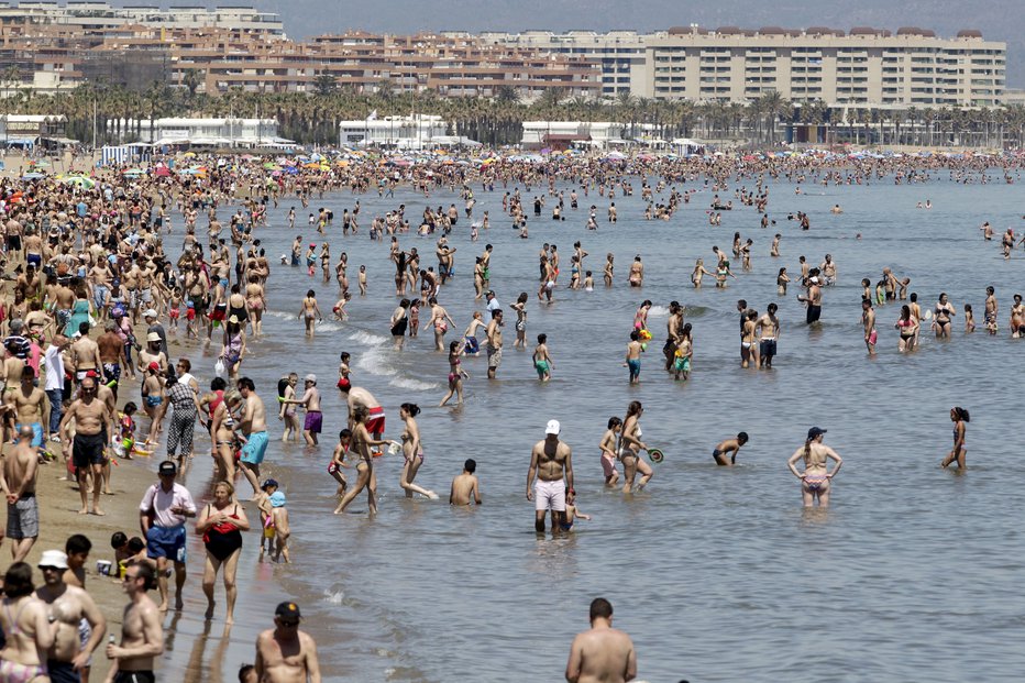 Fotografija: Tako je bilo letošnjega 12. julija na plaži v Valencii. FOTO: Heino Kalis, Reuters Pictures