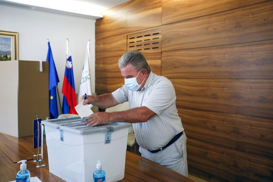 Fotografija: Vizjak na volišču v Brežicah. FOTO: Matej Družnik