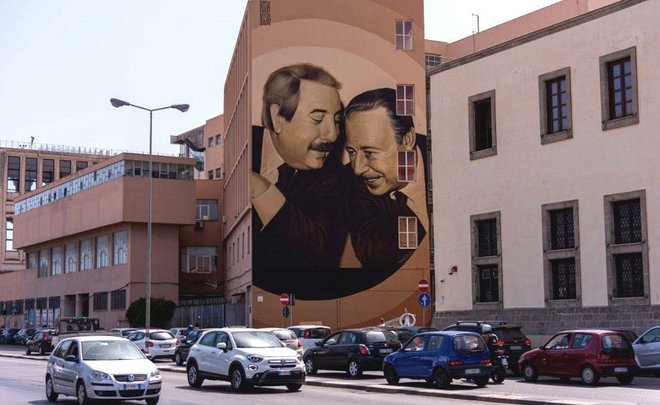 Slika legendarnih lovcev na mafijo, sodnikov Giovannija Falconeja in Paola Borsellina, na eni od stavb v Palermu<br />
FOTO: GETTY IMAGES