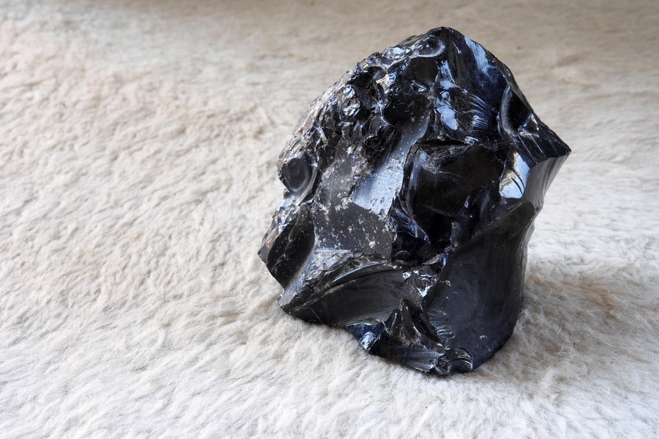 Fotografija: Obsidian je vulkansko steklo, ki vam bo v veliko pomoč pri delu z vašo senco. FOTO: Enkiphoto/Getty Images