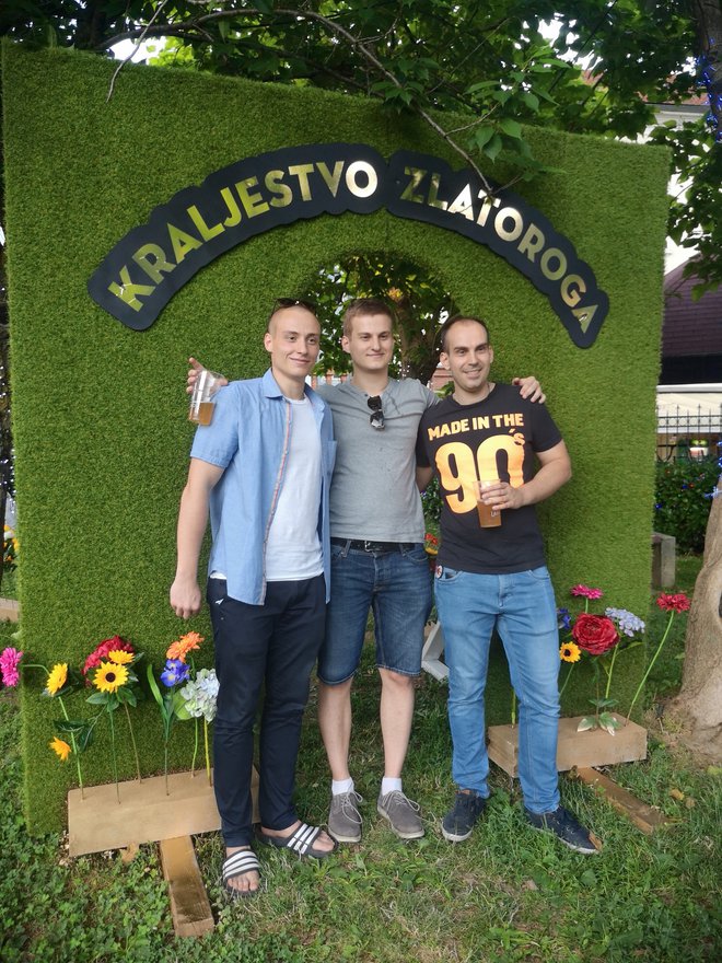 Trije Mariborčani, stalni gostje Piva in cvetja, ob vhodu v Kraljestvo zlatoroga FOTO: Mojca Marot