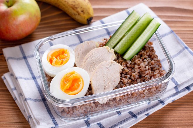 Pripravimo jo iz živil, ki niso hitro pokvarljiva, jajca, na primer, trdo skuhamo. FOTO: Qwart/Getty Images