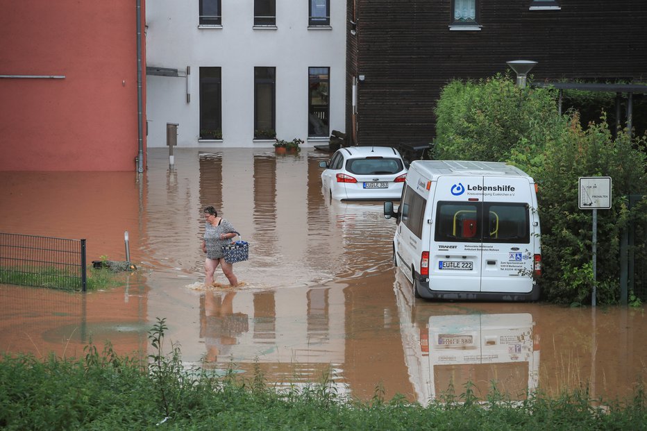 Fotografija: Zaradi dolgotrajnega obilnega deževja in poplav se je porušilo šest hiš. FOTO: Wolfgang Rattay, Reuters