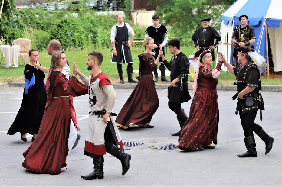 Fotografija: Srednjeveški plesi s skupino Galiarda