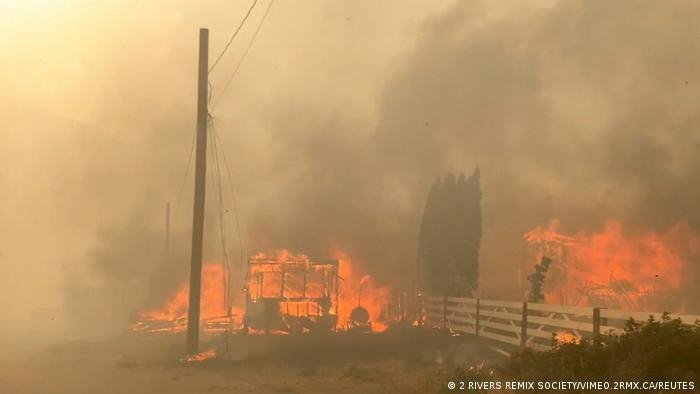 Fotografija: Gozdni požar je povsem uničil Lytton v kanadskem Skalnem gorovju.
FOTO: REUTERS