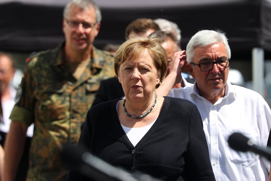 Fotografija: Kanclerka Angela Merkel je obiskala prizadeta območja. FOTO: Wolfgang Rattay, Reuters