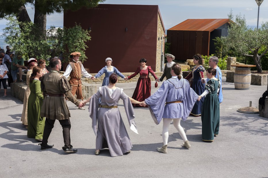 Fotografija: Galiarda plešejo srednjeveške plese iz 15., 16. in 17. stoletja. Foto: KUD Galiarda
