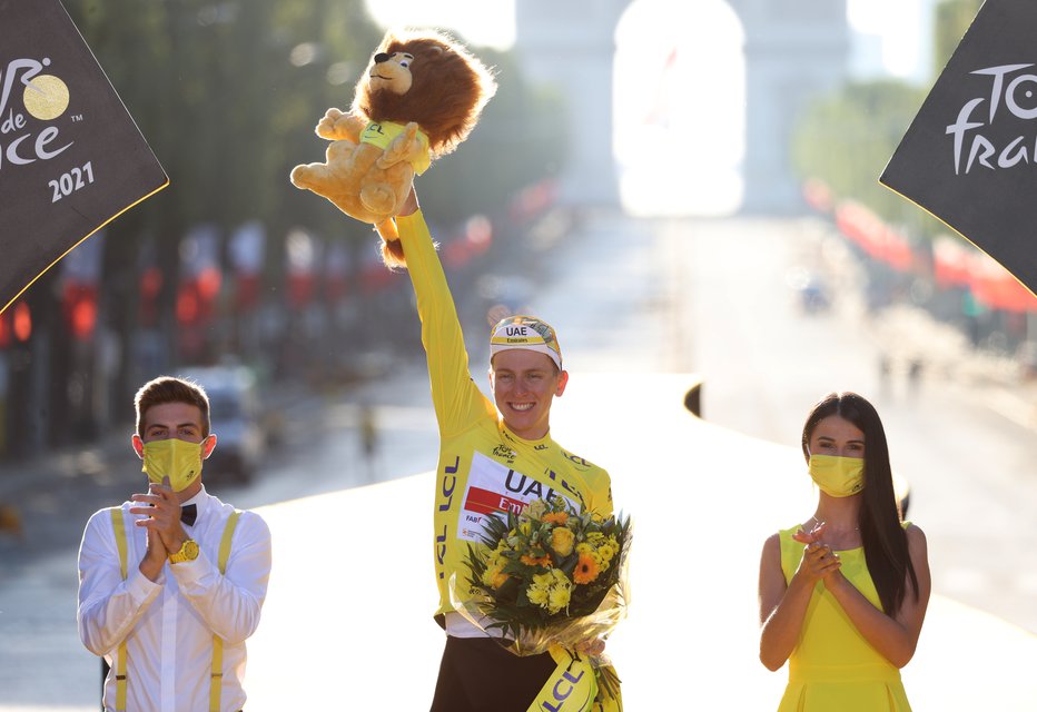 Fotografija: Tadej Pogačar je še drugič v Franciji pokoril kolesarski svet. FOTO: Garnier Etienne, Pool Via Reuters
