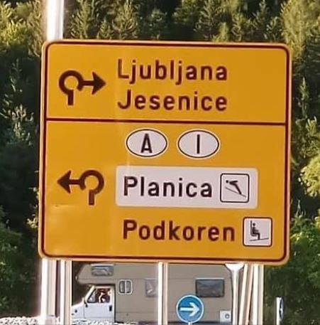 Fotografija: Če bi se držali navodil s table, bi morali pri izvozu za Ljubljano krožišče obvoziti po levi strani. Sicer pa je po zakonu vstop v krožišče urejen po desni strani. FOTO: Facebook, posnetek zaslona