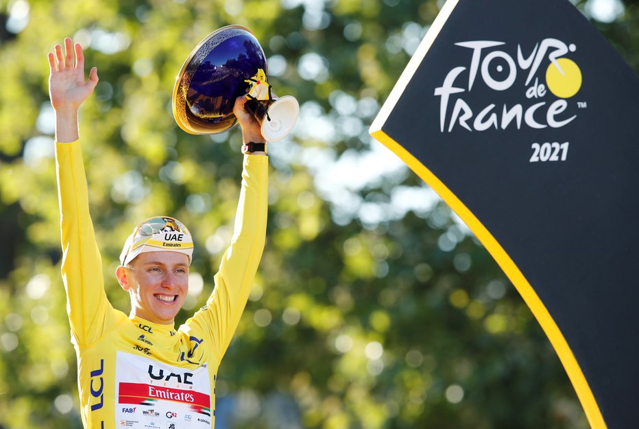 Fotografija: Cycling - Tour de France - Stage 21 - Chatou to Paris Champs-Elysees - France - July 18, 2021 UAE Team Emirates rider Tadej Pogacar of Slovenia celebrates on the podium after winning the yellow jersey and the Tour de France REUTERS/Benoit Tessier TPX IMAGES OF THE DAY FOTO: Benoit Tessier Reuters