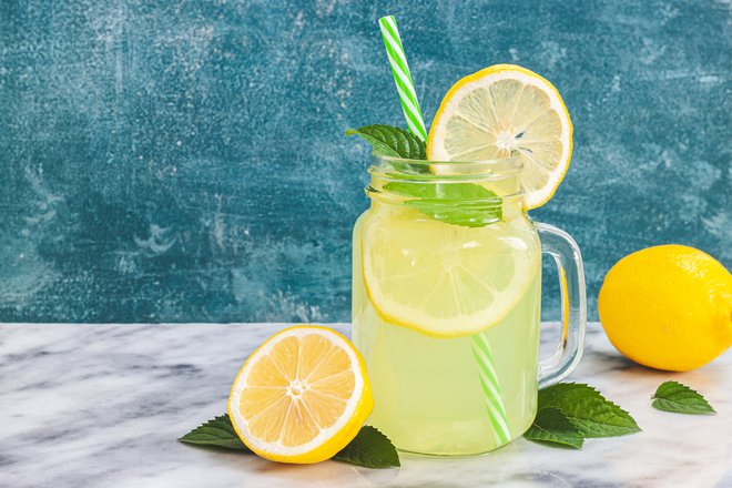 Z limonado se bomo odžejali in poskrbeli za zdravje. FOTO: Natalia Samorodskaia/Getty Images