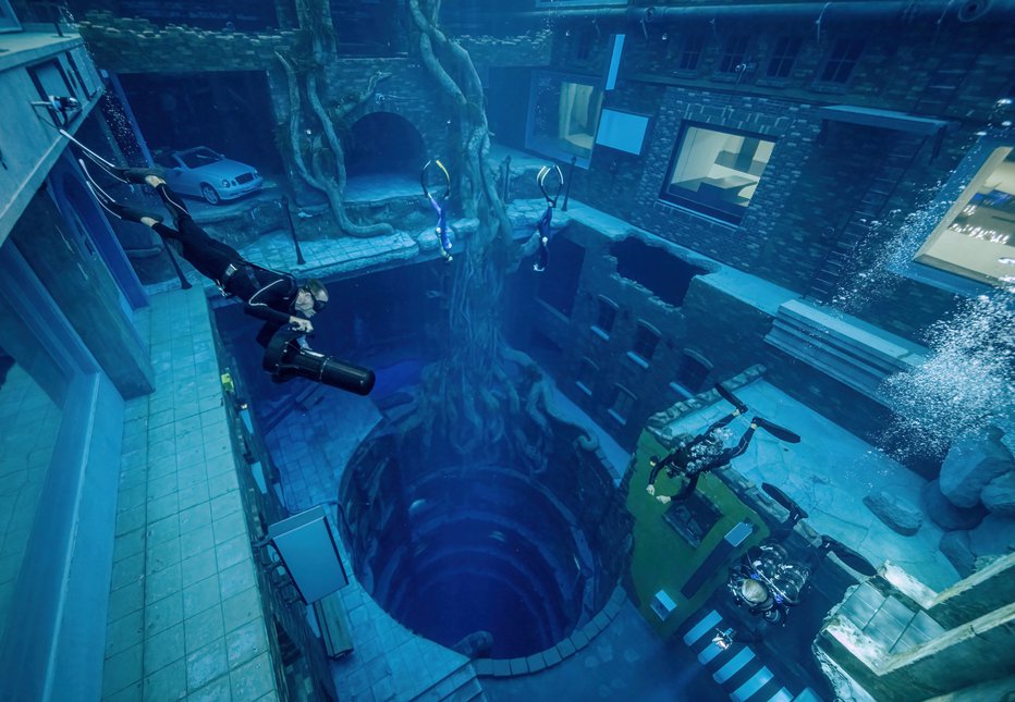 Fotografija: V najglobljem bazenu na svetu se lahko potopite 60 metrov globoko. FOTO: Deep Dive Dubai Via Reuters