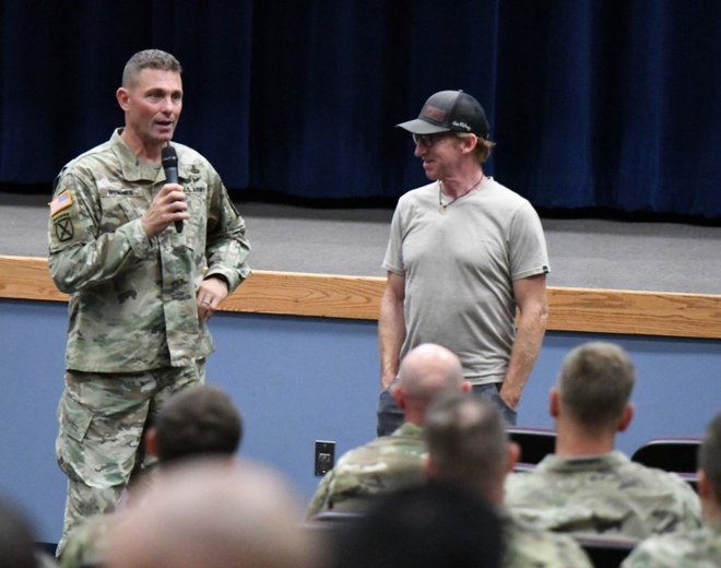 Režiser Chris Anthony ga je predstavil ameriškim vojakom, ki so bili navdušeni. FOTO: Army.mil