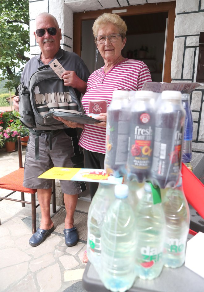 Franc in Zora Pirjevec sta se razveselila paketa Slovenskih novic. FOTO: Dejan Javornik