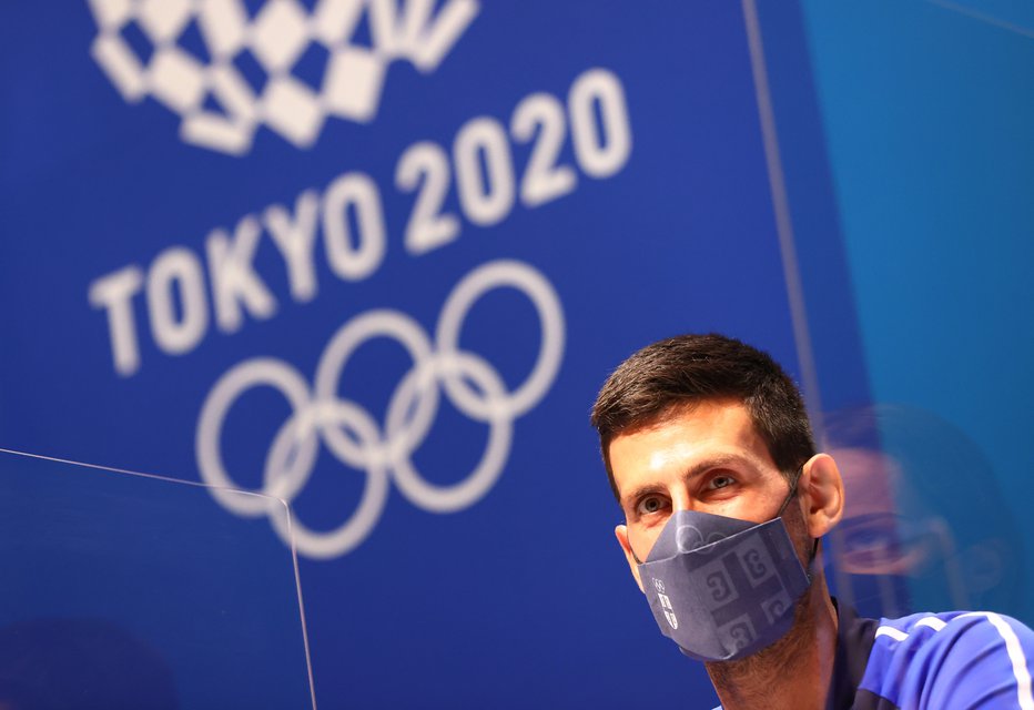 Fotografija: Novak Đoković se je ob prihodu v Tokio predstavil na posebni novinarski konferenci. FOTO: Sergio Perez/Reuters
