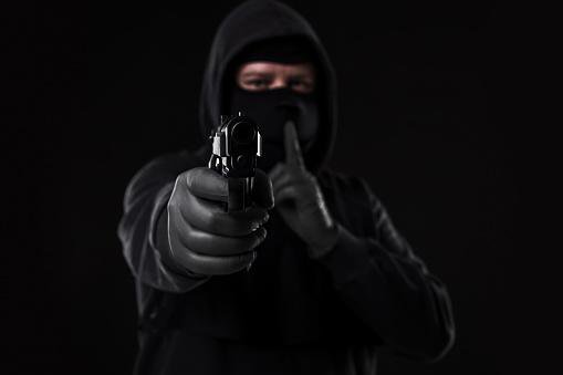 Fotografija: Zamaskirani ropar je moškemu zagrozil s pištolo. (Fotografija je simbolična.) FOTO: Sergey Nazarov, Getty Images, Istockphoto