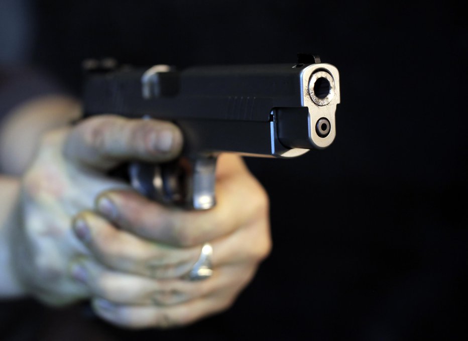 Fotografija: S pištolo je od ženske zahteval torbico (fotografija je simbolična). FOTO: Guliver, Getty Images