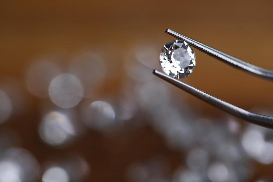 Fotografija: Uspešno jih je prepričala, da je gemologinja, ki ocenjuje diamante v imenu premožnih strank. FOTO: Ivan-balvan/Getty Images