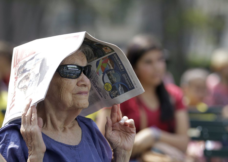 Fotografija: Tudi časopis lahko ponudi vsaj nekaj zaščite pred žgočim soncem. FOTO: Brendan Mcdermid, Reuters Pictures