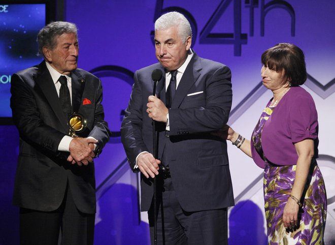 Mitch (v sredini) in Janis Winehouse (desno) še vedno ne moreta verjeti, da njune hčerke ni več. FOTO: Mario Anzuoni/Reuters