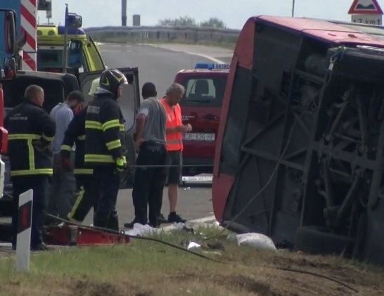 Fotografija: Huda nesreča avtobusa. FOTO: HRT, posnetek zaslona