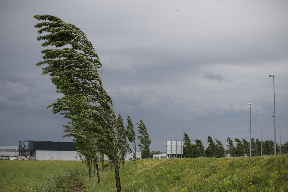 Fotografija: Težave lahko povzroča tudi veter. FOTO: Uroš Hočevar