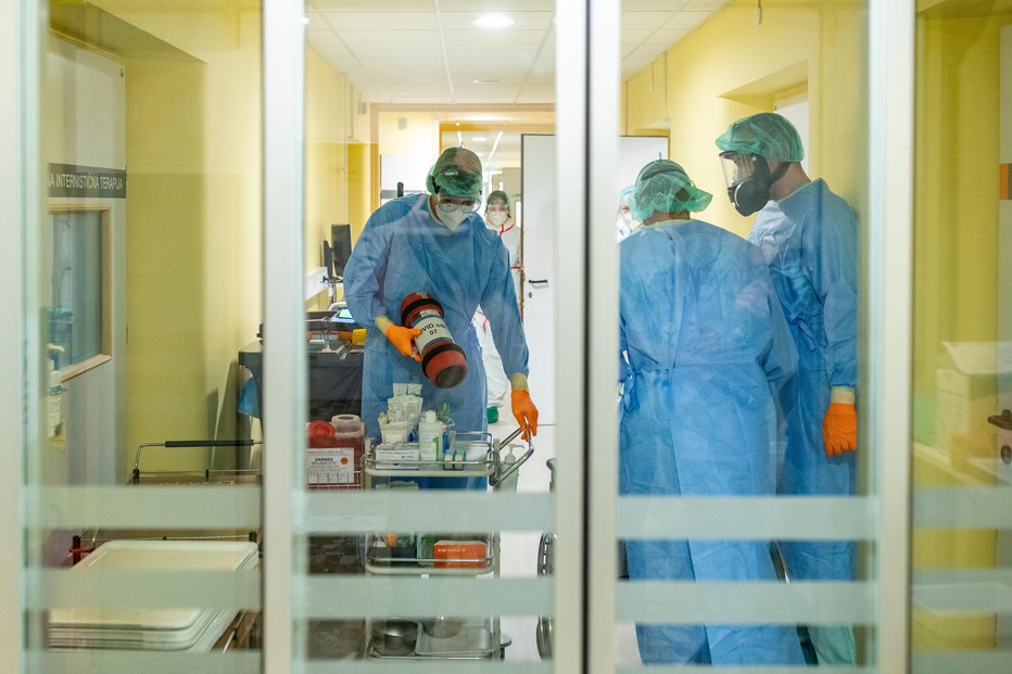 Fotografija: Bolnišnice naj bi se čez dva do tri tedne ponovno začele polniti s covid pacienti. FOTO: Voranc Vogel