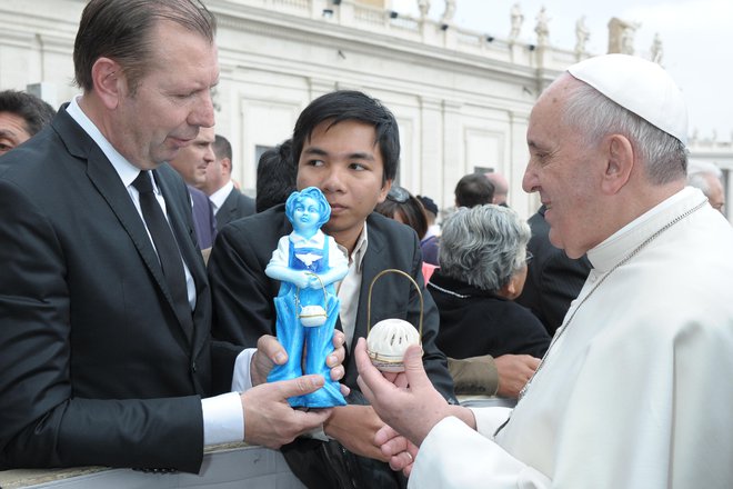 Papežu Frančišku je pred časom podaril Dečka miru. Foto: arhiv fundacije Beli golob