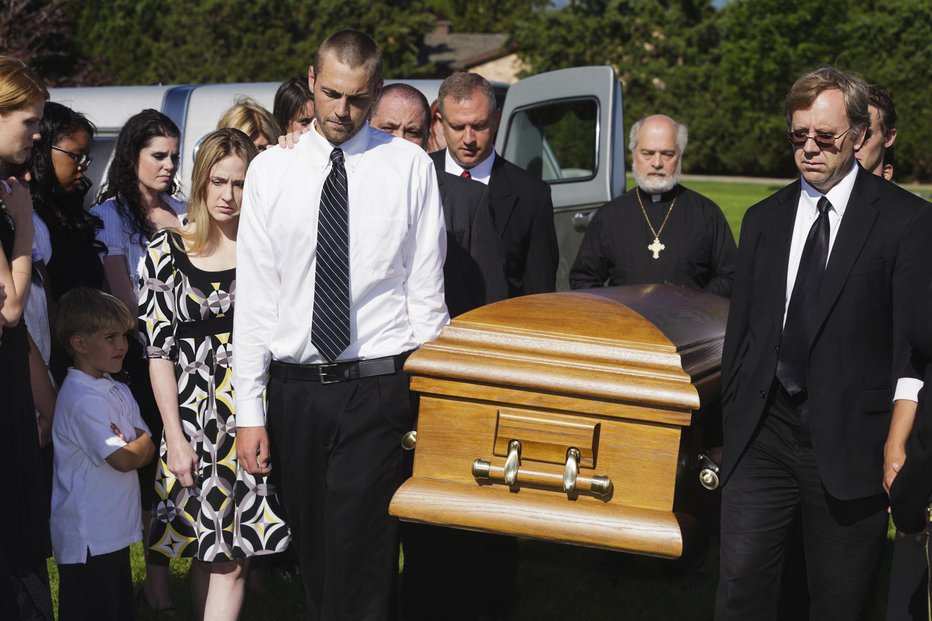 Fotografija: Pogreba se je udeležila nepregledna množica. (Fotografiji sta simbolični.) FOTO: Richlegg/Getty Images